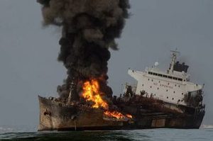 Dos buques petroleros fueron incendiados por minas iraníes en el estrecho de Ormuz