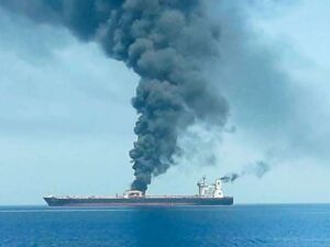 Misiles de origen desconocido impactan petroleros en el estrecho de Ormuz