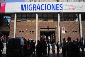 Chile aprueba ley para expulsión de inmigrantes irregulares: policía podrá entrar a casas