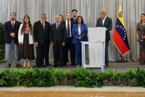 Mesa de diálogo acuerda revisar inhabilitaciones y leyes sobre terrorismo